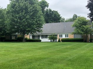 1482 Banbury Rd, Inverness, IL 60067