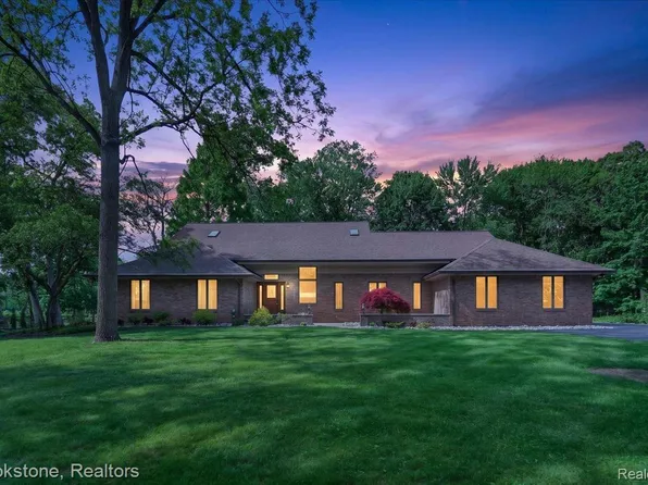 2610 Vanel Ct, West Bloomfield, MI 48324