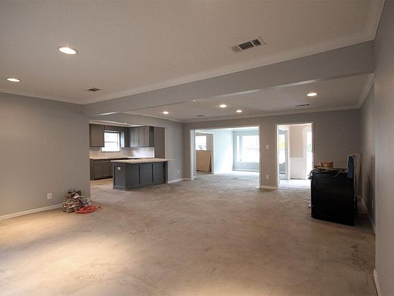 This open floor plan is great for entertaining and offers lots of flexibility. Recessed lighting thr