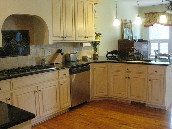 Granite, stainless appliances, breakfast bar