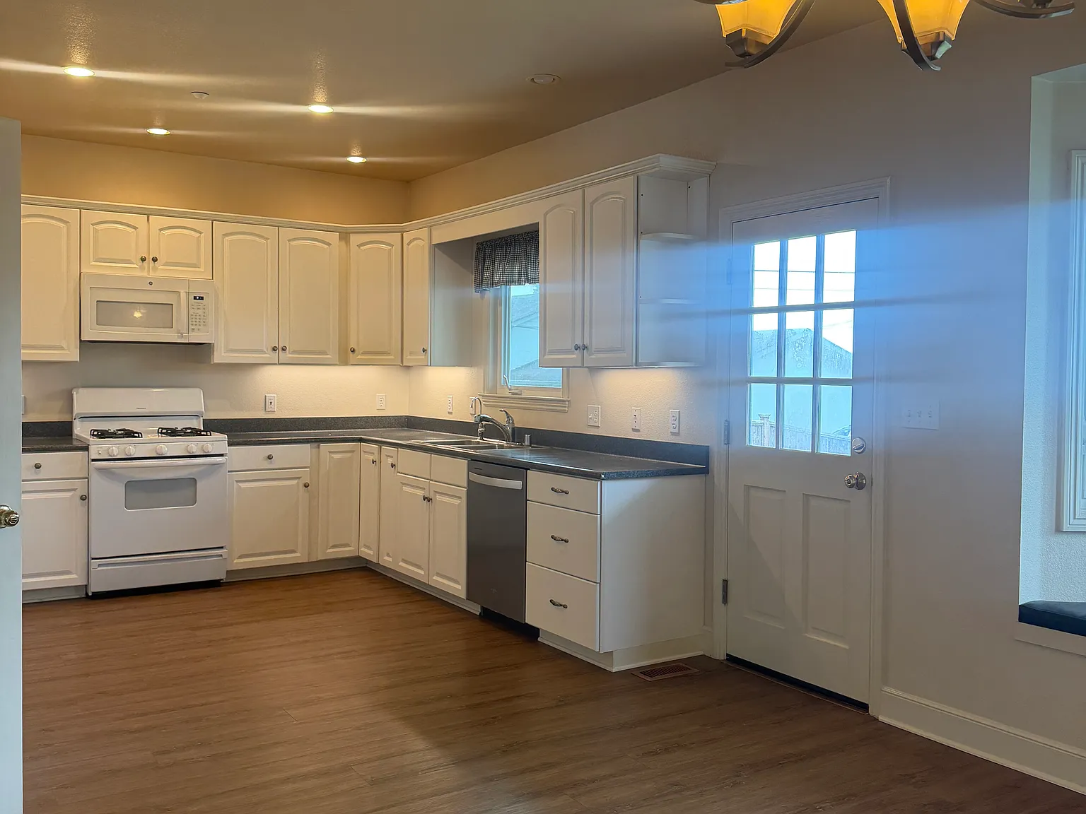 3 bed, 2.5 bath, 1800 sqft, $5,000 — Photo 4