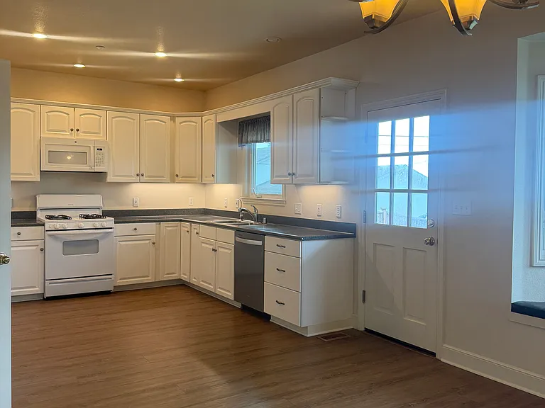 213 Valencia Ave — Photo 4