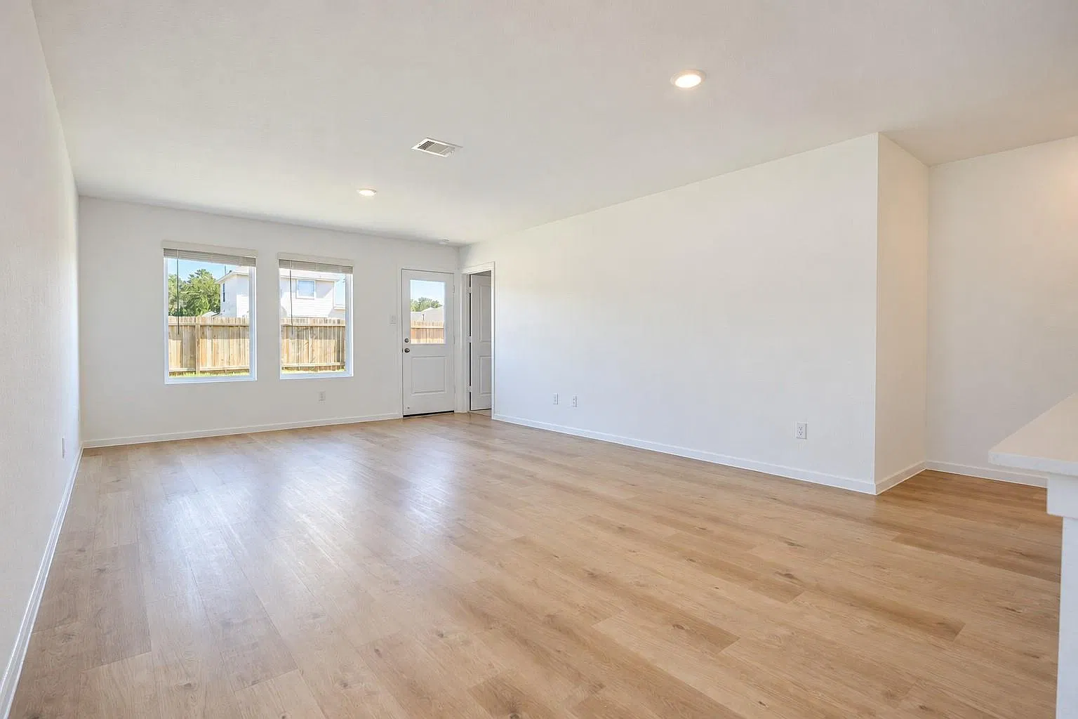 3 bed, 2.0 bath, 1273 sqft, $1,825 — Photo 3