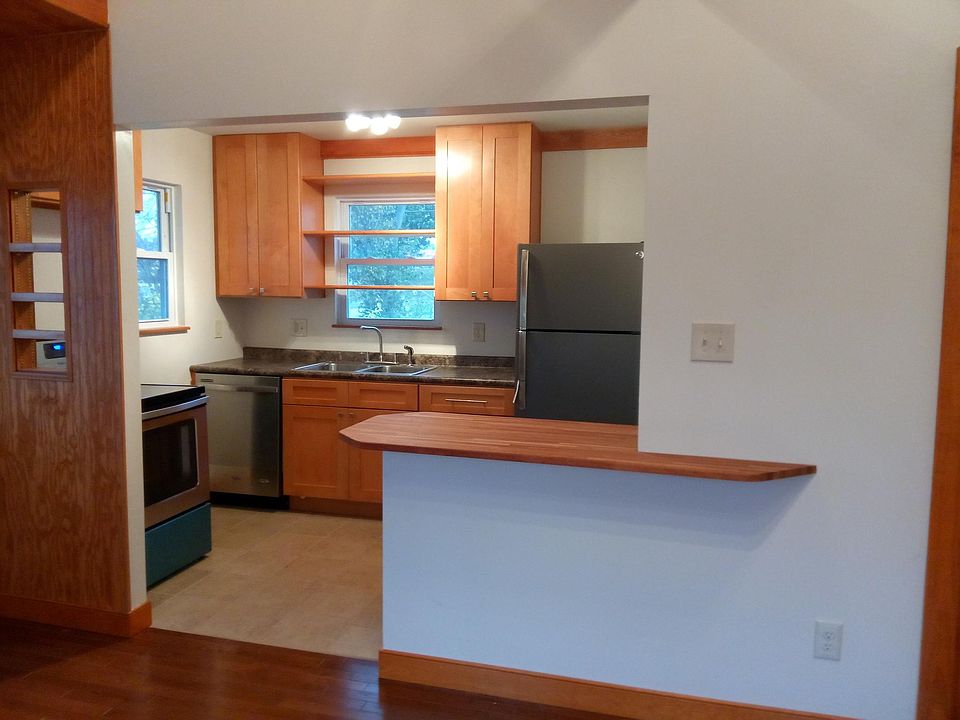 full kitchen with breakfast bar
