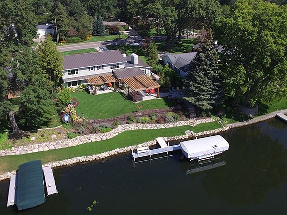 3rd image of 2727 Greenleaf Blvd