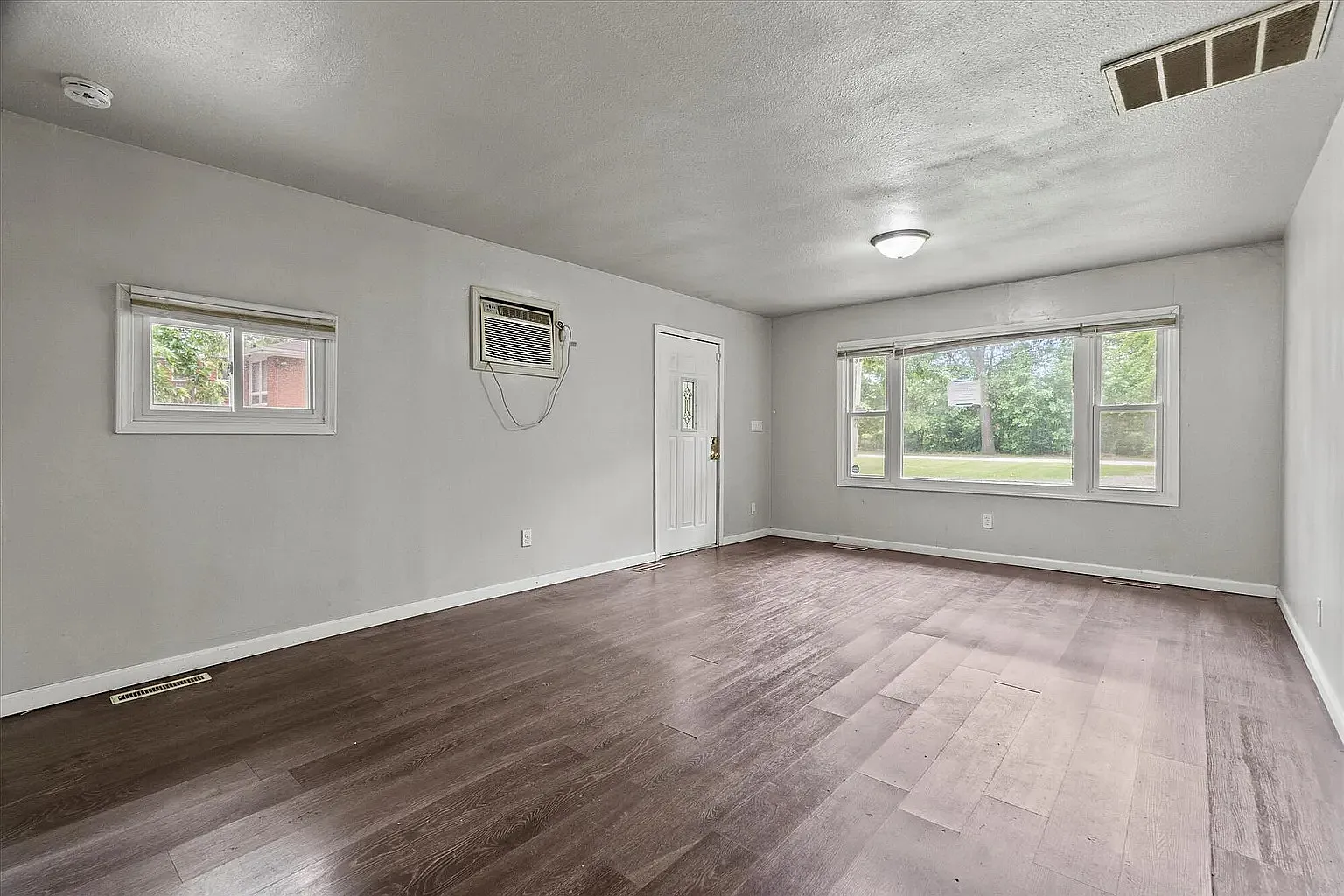 Huge 4-Bedroom / 2-Bath RENT $1800 - 1800+ SF — Photo 3