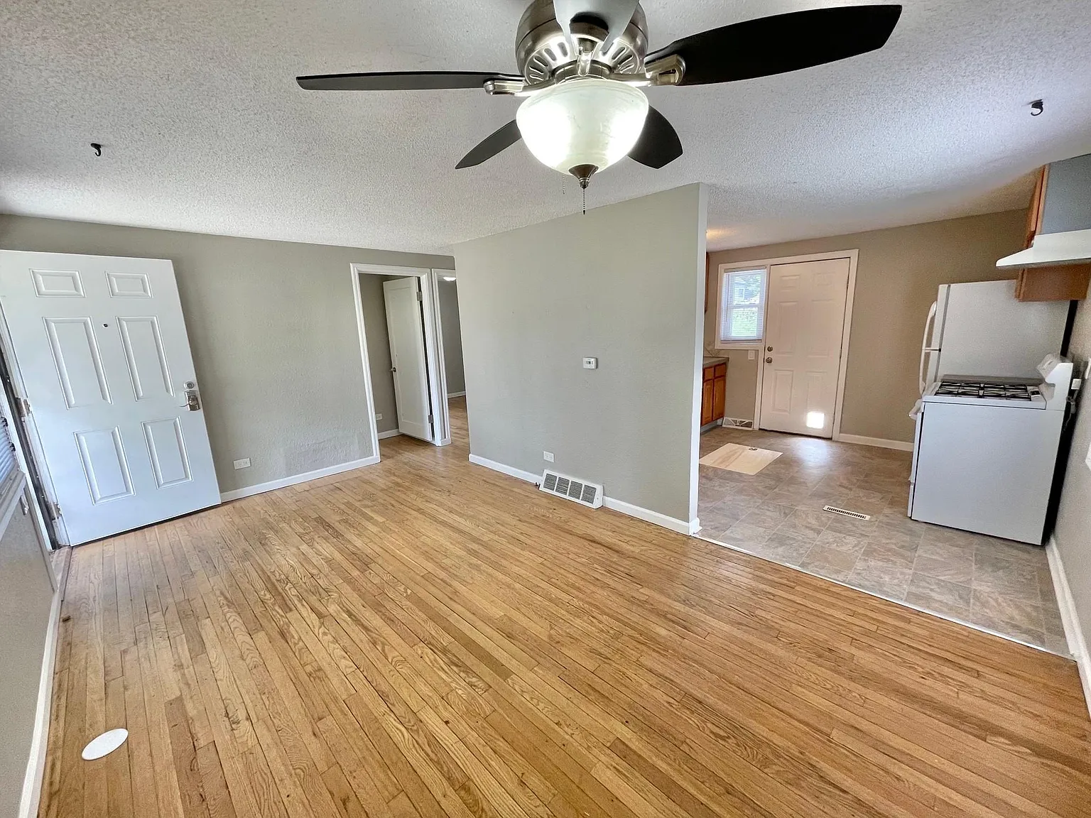 2 bed, 638 sqft, $1,900 — Photo 3