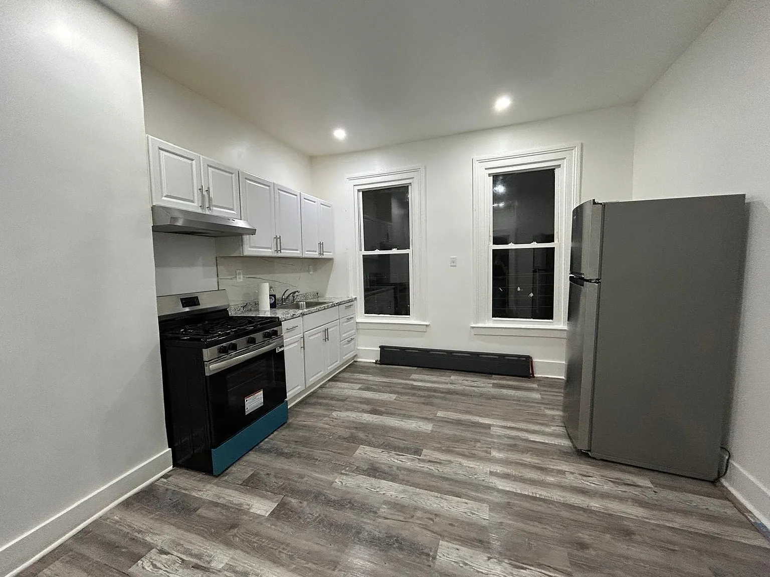 3 bed, 900 sqft, $1,875 — Photo 1