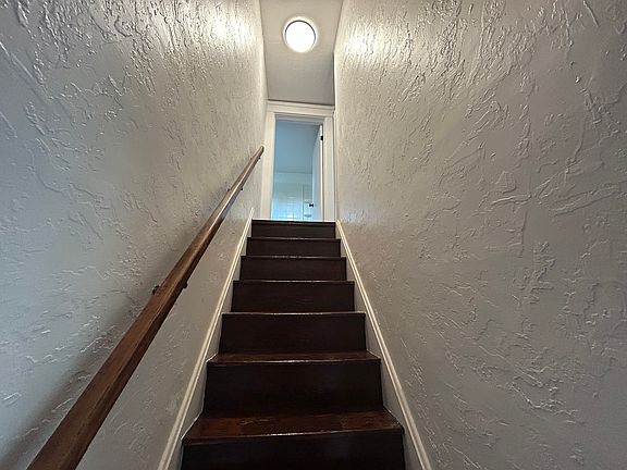 4th image of 381 Woods Ave