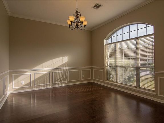 This dining room is perfect for entertaining!