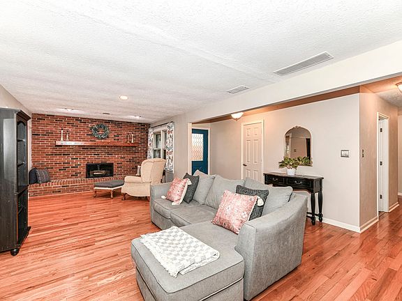 2nd image of 36 Sleepy Hollow Ct