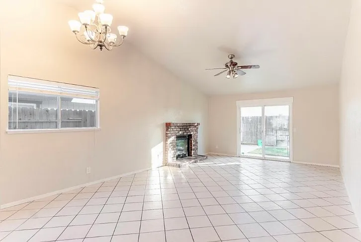 1304 Tyler Ct — Photo 4