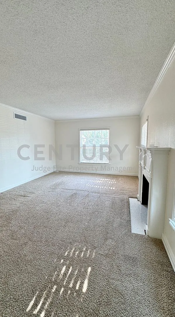 Quaint and Cozy, Upstairs 1/1 in Sought-After Highland Park ISD For Rent! — Photo 3