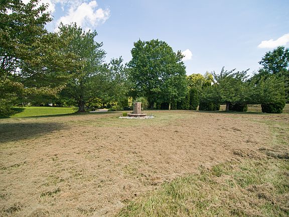 4th image of 891 Gallant Fox Ln