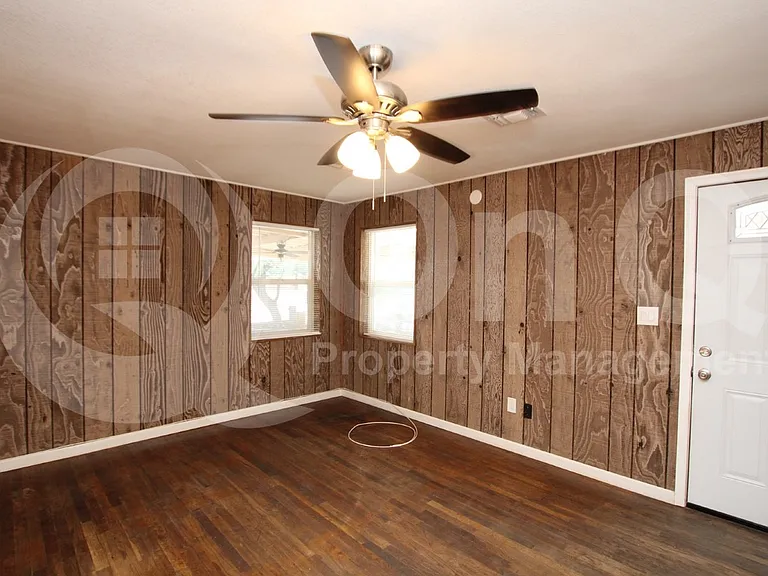 300 W 9th St — Photo 21