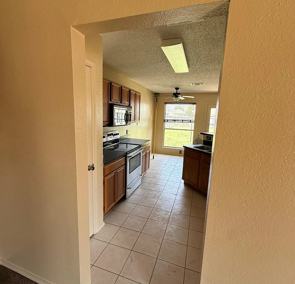 3 bed, 1498 sqft, $2,150 — Photo 4