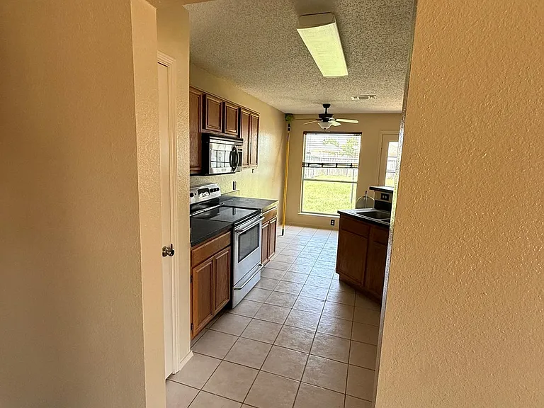 2616 Helen Ln — Photo 4