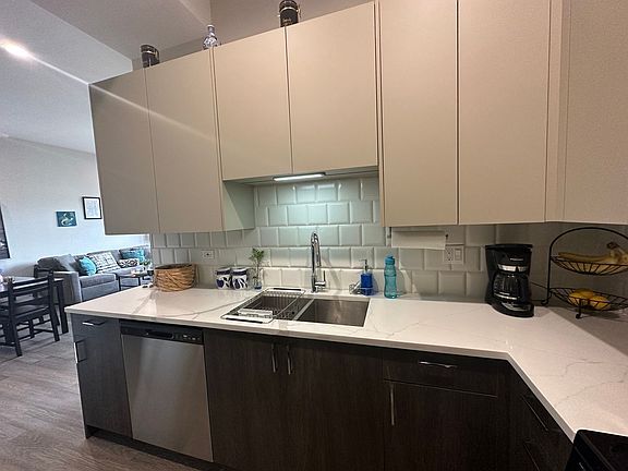 5th image of 2455 N Western Ave #403