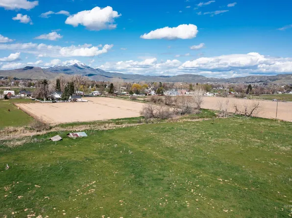 E 4th St, Emmett, ID 83617