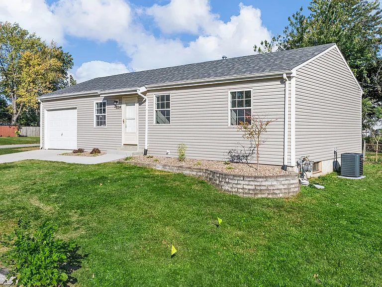1024 Cypress Dr — Photo 2