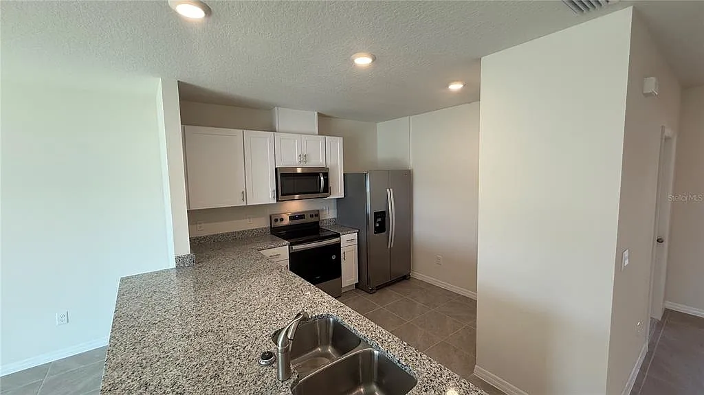 3 bed, 2.5 bath, 1671 sqft, $2,000 — Photo 4