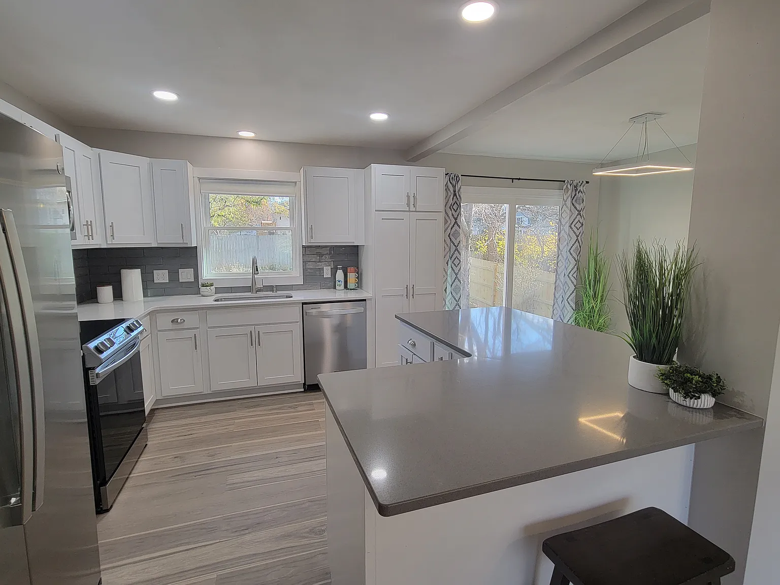 4 bed, 2.5 bath, 1294 sqft, $2,500 — Photo 1