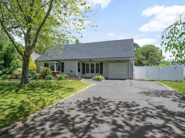 8 Meyer Lane, Medford, NY 11763