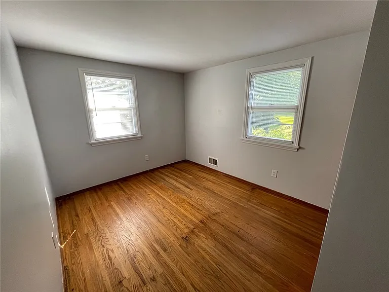 214 E Spruce St — Photo 13