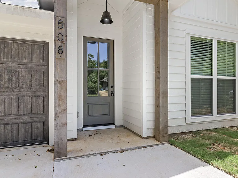 508 W Johnson St — Photo 2