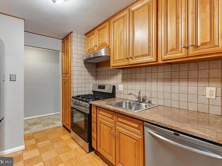 2844 Dover Ln #304 — Photo 5
