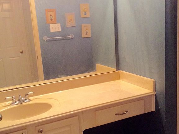 Second bath upstairs