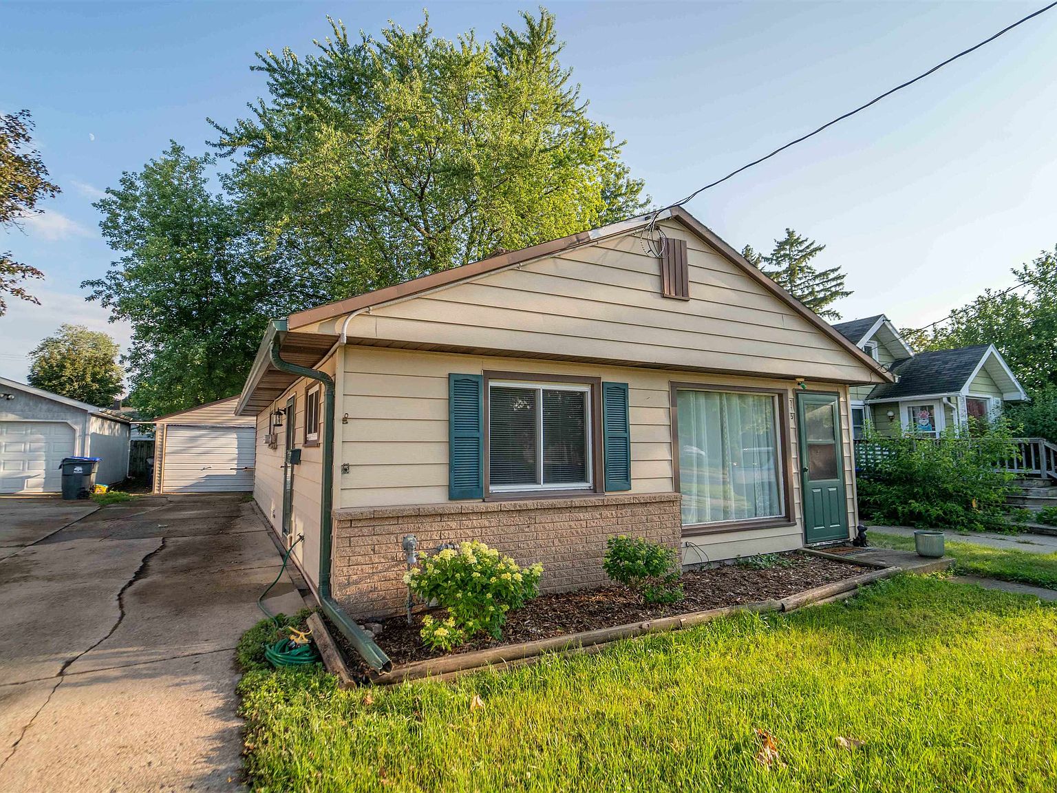 715 Division St, Neenah, WI 54956 Zillow