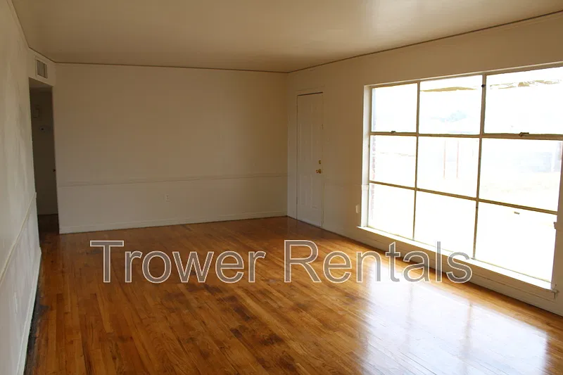 3 bed, 2.0 bath, 1464 sqft, $1,600 — Photo 2