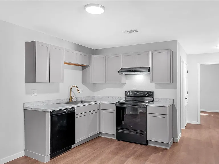 107 E Elm St — Photo 13