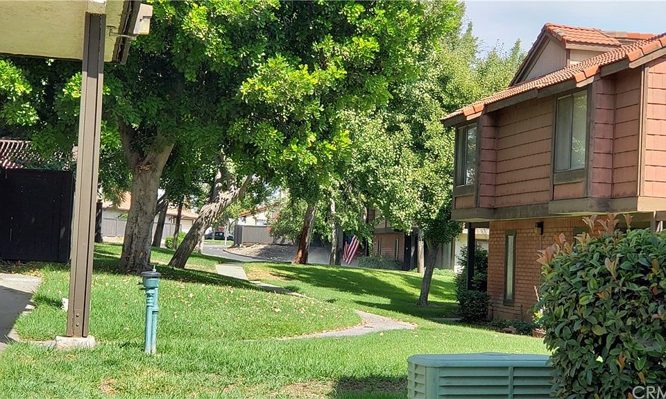 1st image of 1834 N Vineyard Ave APT G