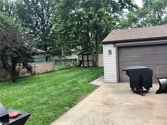 2nd image of 816 Livermore Ln