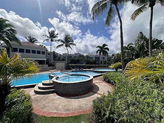 Amazing resort style pool.