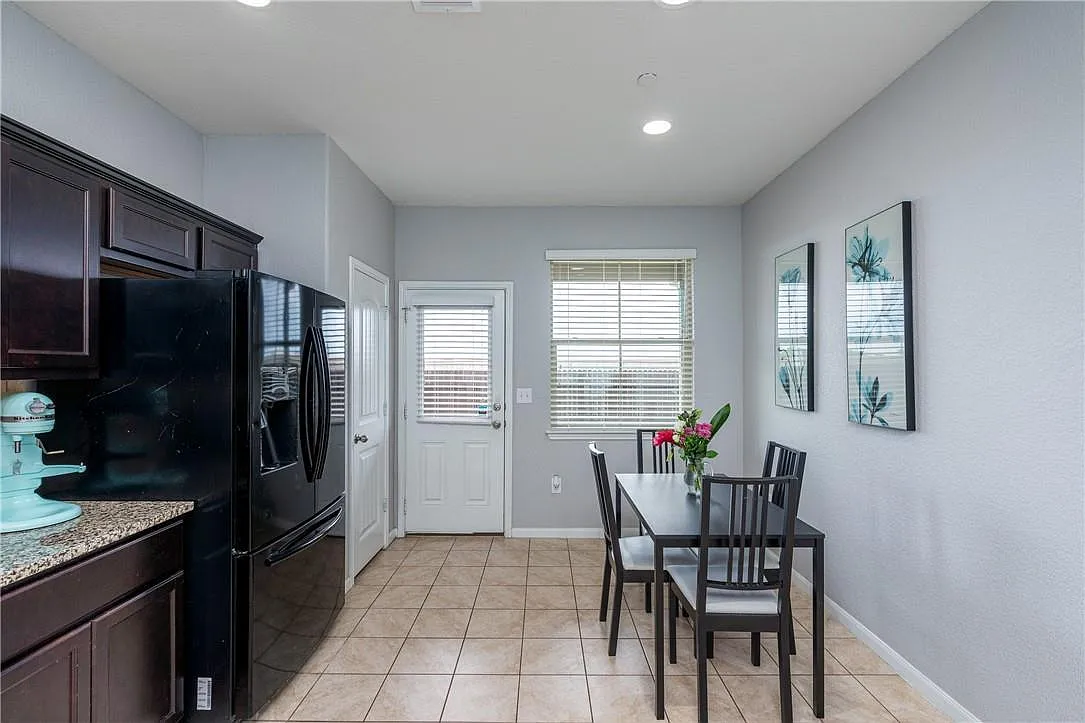 5 bed, 2.5 bath, 2102 sqft, $2,195 — Photo 4