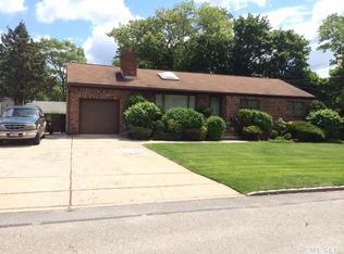 15 Henry Pl, Islip, NY 11751