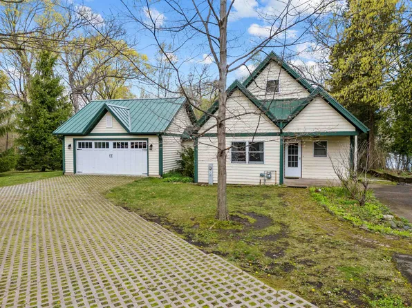W1494 Spring Grove Rd, Ripon, WI 54971