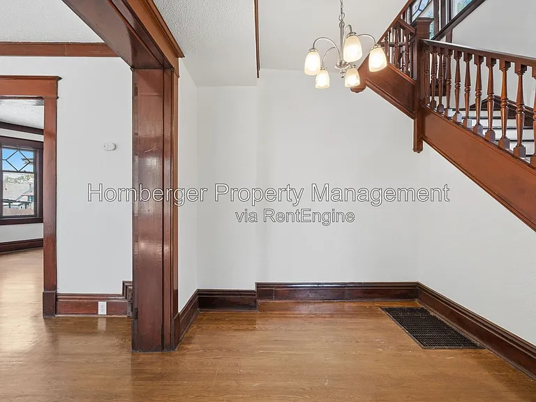 1128 W Spofford Ave — Photo 4