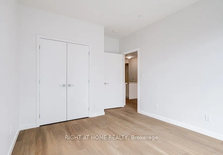 690 King St W #218 — Photo 10