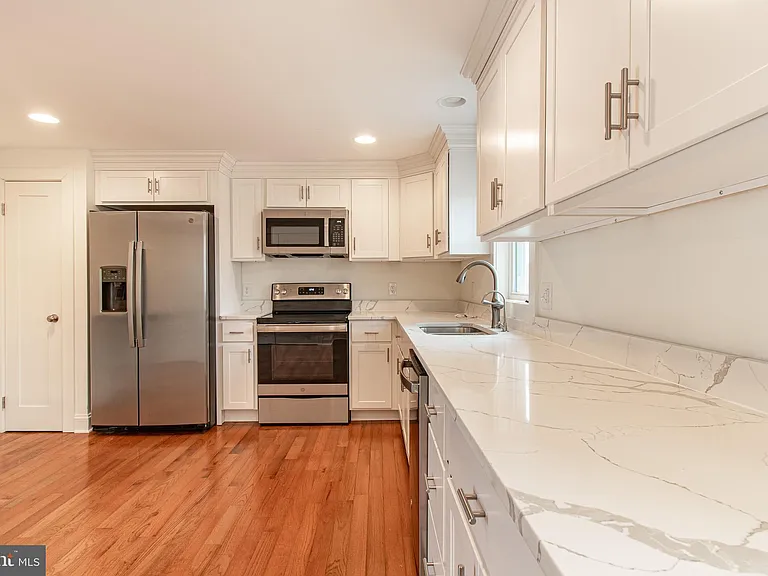 101 Brooks Ln — Photo 12