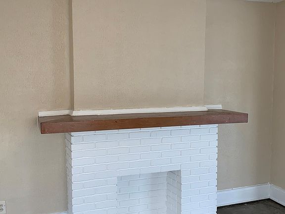 3rd image of 218 W Parkwood Dr