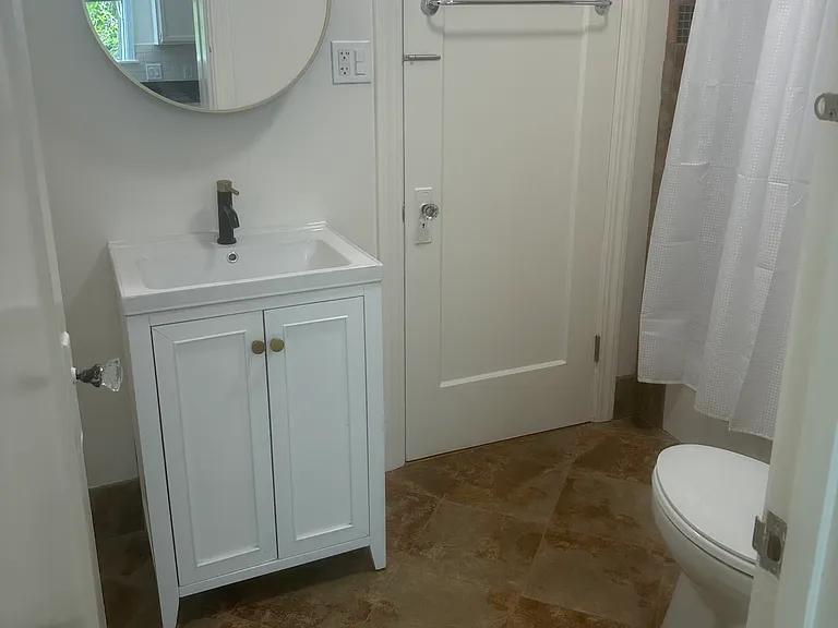 136 Suffield Ave — Photo 4