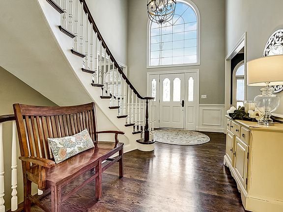 5th image of 325 Camelot Ln