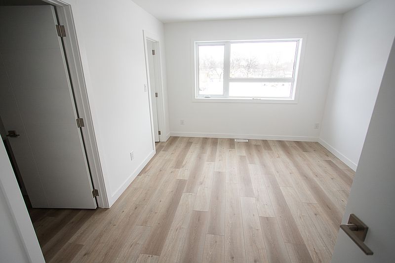 Winnipeg Apartment for rent - 3 Bedrooms — photo 5