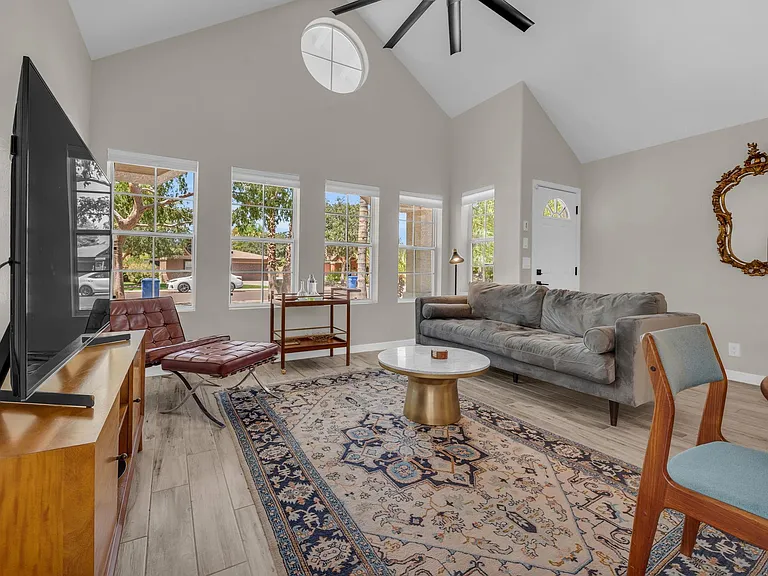 325 E Mitchell Dr — Photo 5