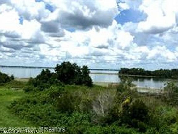 2nd image of 227 S Bear Pointe Dr