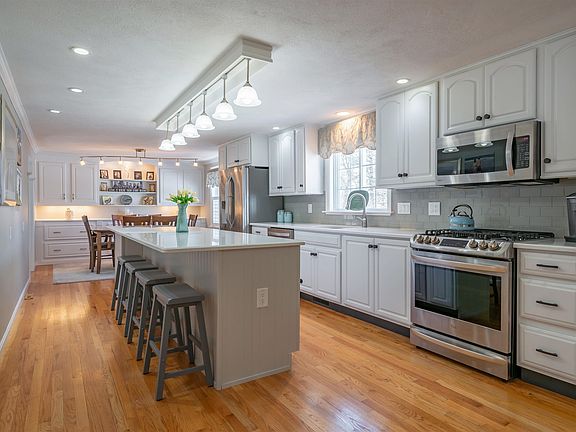 3rd image of 41 Pinehurst Avenue